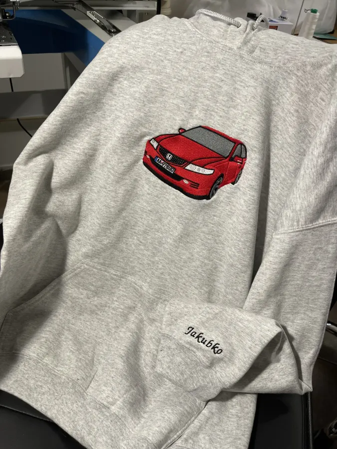 Vyšívané auto na textile